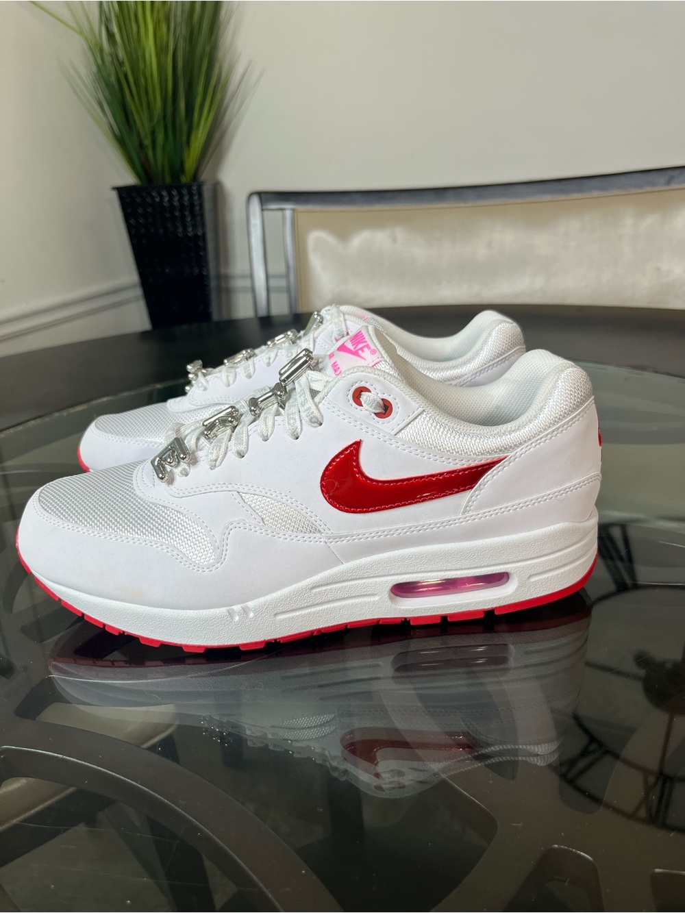 Nike Air Max 1 PRM
Valentine's Day White Shoes
Men's Size 11 Brand New